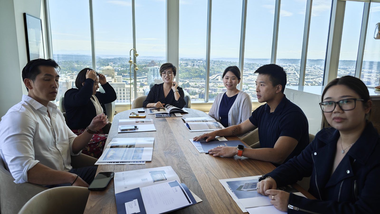 Maggie Sun Real Estate advisors meeting Bothell clients · 与Bothell客户会面