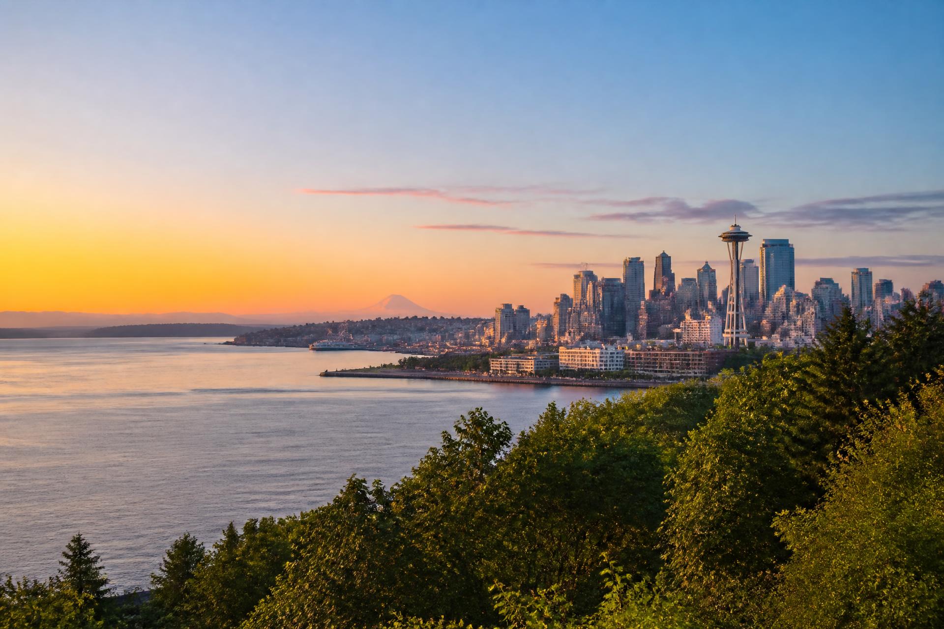 日落时分的西雅图(Seattle)天际线,普吉特海湾(Puget Sound)与雷尼尔山(Mount Rainier)同框